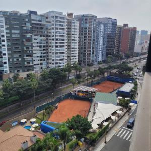 利马The Guest House 1 at the booming center of Miraflores, Lima - Peru的城市中两个网球场的空中景观