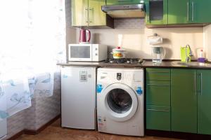 彼得罗巴甫洛夫斯克Паттайя的厨房配有洗衣机和微波炉。