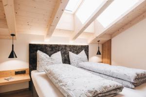 新波南特Flaschtal-Hof的卧室设有2张床和木制天花板。