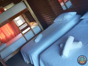 卡普兰干HOTEL IMPERIAL WOOD的小屋设有两张单人床和窗户。