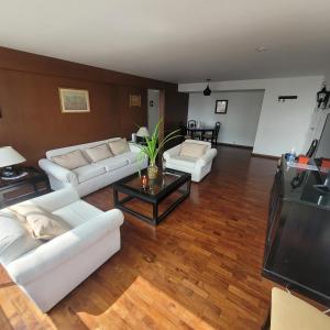 利马The Guest House 1 at the booming center of Miraflores, Lima - Peru的客厅配有白色沙发和电视