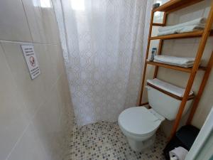科苏梅尔Habitación Cozumel的一间带卫生间和淋浴的小浴室