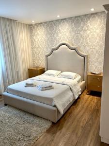 特雷齐蒂利亚斯Alpen Hospedagem的卧室配有一张带白色床单和枕头的大床。