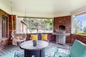 Apple Cottage的户外庭院设有桌子和烧烤架。