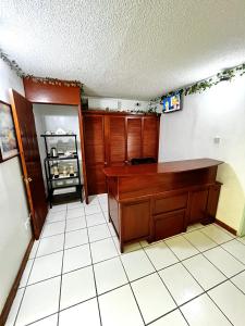 巴斯特尔E.W.B. Properties的厨房配有木桌和冰箱。