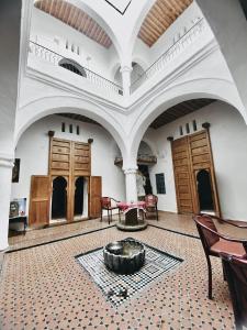 得土安Tarbi'aat Tetaoun 44, 17th century heritage的一间大房间,里面配有桌椅