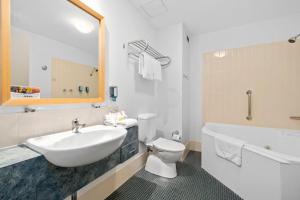 堪培拉迪克森品质酒店的一间带水槽、浴缸和卫生间的浴室