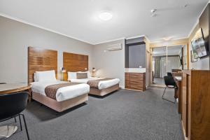 堪培拉迪克森品质酒店的酒店客房设有两张床和电视。