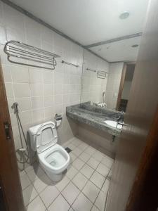 巴西利亚Flat Taguatinga的一间带卫生间和水槽的浴室