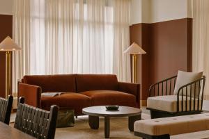 圣保罗Sonder The Fitz的客厅配有沙发和桌子
