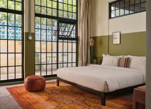 圣胡安PAZ by DW的一间卧室设有一张床和大窗户