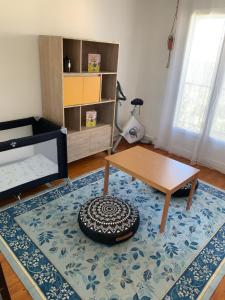 安格雷Appartement T3 Anglet 67m2的客厅配有桌子和地毯。