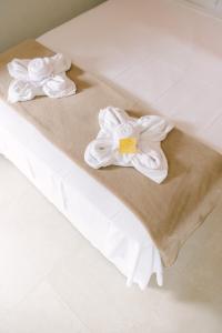 马利西亚斯Hotel Kiribati Maresias的床上的两条毛巾