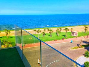 塞得港Porto Said شاليه ملكى صف اول بحر بورتو سعيد的玻璃房子享有海滩美景