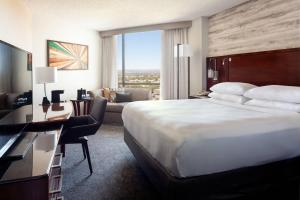 阿尔伯克基Marriott Albuquerque的酒店客房设有一张大床和一间客厅。