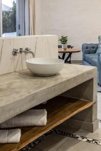 CrawleyCapri Sands Luxury Guest House的大理石台面上带水槽的浴室