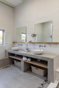 CrawleyCapri Sands Luxury Guest House的一间带两个盥洗盆和大镜子的浴室