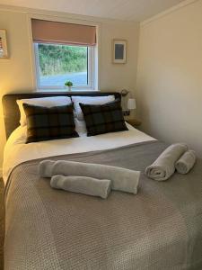 KilmaluagIsland Coorie的一间卧室配有一张大床和毛巾