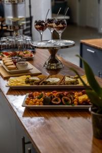 CrawleyCapri Sands Luxury Guest House的自助餐,包括几盘食物和酒杯