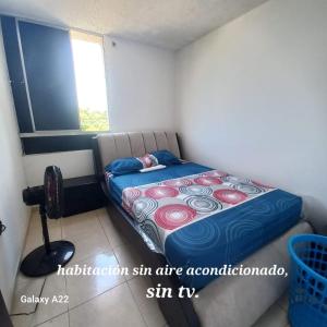 巴耶杜帕尔HABITACION EN APARTAMENTO COMPARTIDO - VENTILADOR的一间小卧室,卧室内配有一张床铺