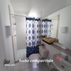 巴耶杜帕尔HABITACION EN APARTAMENTO COMPARTIDO - VENTILADOR的浴室配有卫生间、淋浴和盥洗盆。