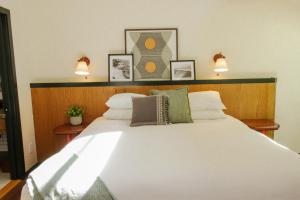 MarshallLodge At Marconi的卧室配有带枕头的大型白色床