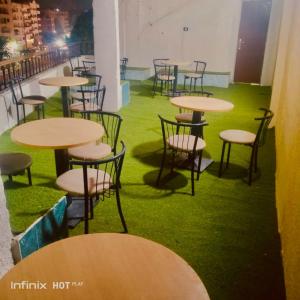 开罗Store pyrmids view的配有桌椅和绿草的房间