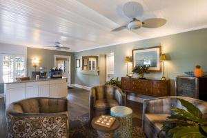 博福特贝斯特韦斯特海岛酒店的客厅配有两把椅子和一张桌子