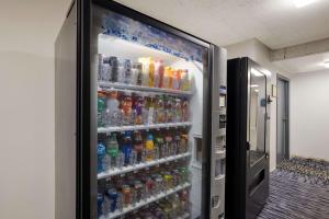 密尔沃基Suburban Studios Milwaukee Airport的装满大量苏打水的冰箱