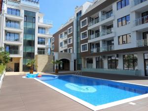 普里莫尔斯科Apart-Hotel Panorama Sea LUX的大楼前的游泳池