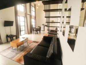 八打灵再也Empire City Loft (mountain view )的客厅配有沙发和桌子