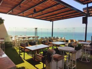 曼塔Departamento vista al mar en Manta Poseidon的一间带桌椅的海景餐厅