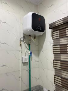 拉各斯Melford Homes的浴室墙上的安全摄像头