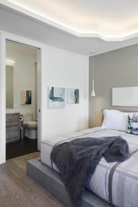 多伦多Elegant Downtown Home的一间带大床的卧室和一间浴室