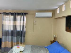 内乌肯Departamentos Confluencia的一间卧室配有一张床,窗户配有空调