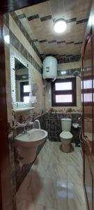 曼苏拉Sweet home 1的一间带水槽和卫生间的浴室