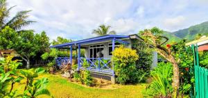 哈皮蒂MOOREA - Fare Taina Iti的花园中带蓝色屋顶的房子