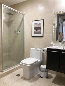 查梅Tu Apartamento en Coronado的带淋浴、卫生间和盥洗盆的浴室