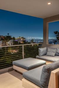 洛杉矶6MIL 5BR Sunset Strip Villa Jetliner Views Oasis的市景阳台的两张床