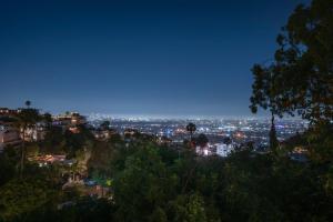 洛杉矶6MIL 5BR Sunset Strip Villa Jetliner Views Oasis的夜晚的城市景观
