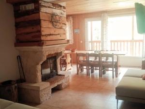 蒙乃第耶-勒潘Chalet Le Monêtier-les-Bains, 6 pièces, 8 personnes - FR-1-762-30的带壁炉的客厅和用餐室