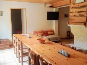 蒙乃第耶-勒潘Chalet Le Monêtier-les-Bains, 6 pièces, 8 personnes - FR-1-762-30的客厅配有木桌和沙发