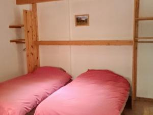 蒙乃第耶-勒潘Chalet Le Monêtier-les-Bains, 6 pièces, 8 personnes - FR-1-762-30的宿舍间内的两张床,配有红色枕头