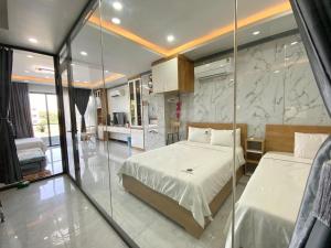 潘郎Phuong Linh Mini Hotel的一间卧室设有一张床和玻璃墙