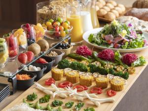 东京Villa Fontaine Premier Haneda Airport的自助餐,餐桌上有许多不同类型的食物