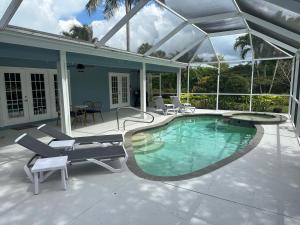 那不勒斯Florida house, 4br 2bt with private pool oasis的一个带庭院和房子的游泳池