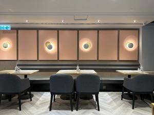 香港君立酒店的用餐室配有桌椅和灯光