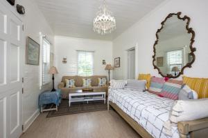 哈勃岛Watercolor home的一间带床和镜子的客厅