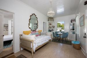 哈勃岛Watercolor home的一间卧室配有一张带大镜子的床
