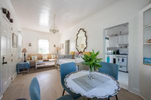 哈勃岛Watercolor home的用餐室以及带桌椅的起居室。